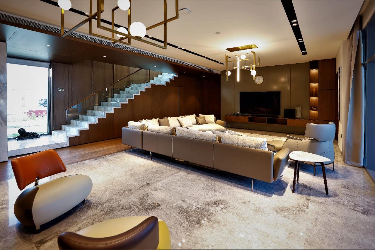  An inviting living room featuring a sleek staircase and a plush couch, creating a contemporary and comfortable space.